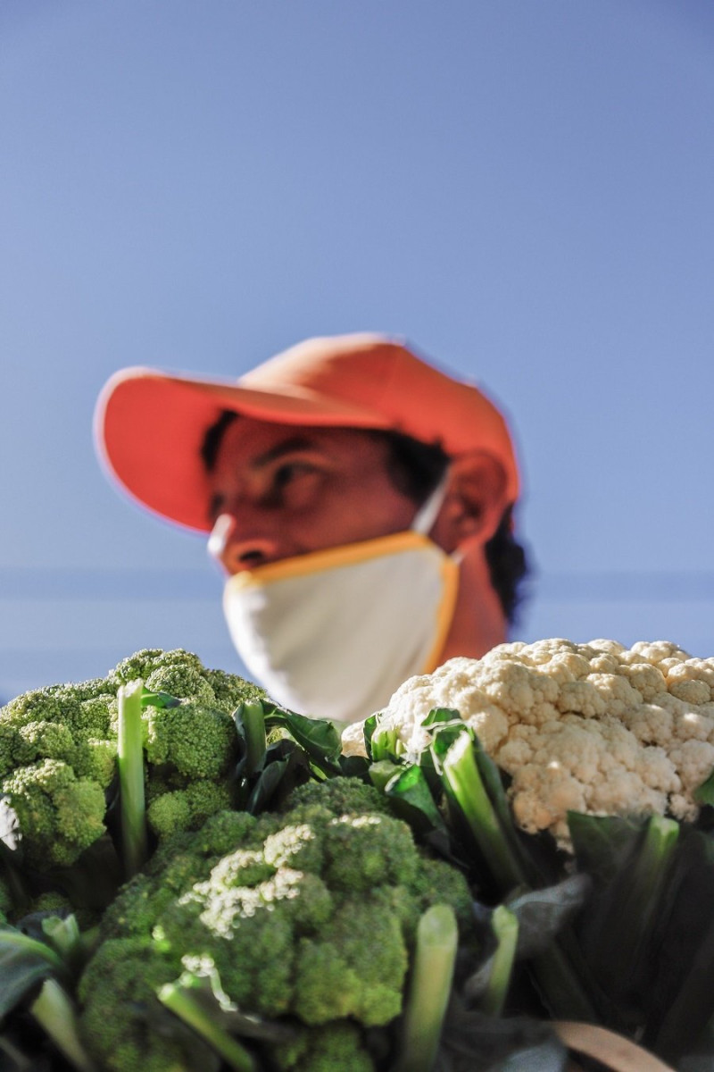 Un vendedor ambulante de verduras ofrece sus productos este viernes en Asunción.. EFE/Nathalia Aguilar