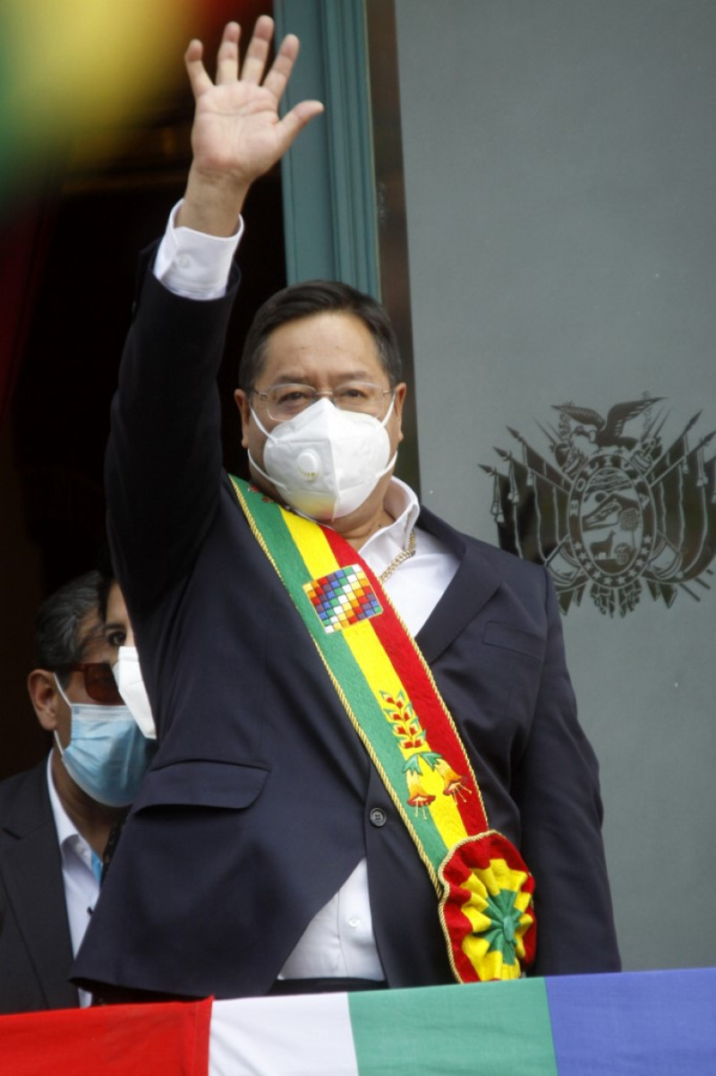 Presidente de Bolivia Luis Arce en el balcón del palacio presidencial de Quemado.