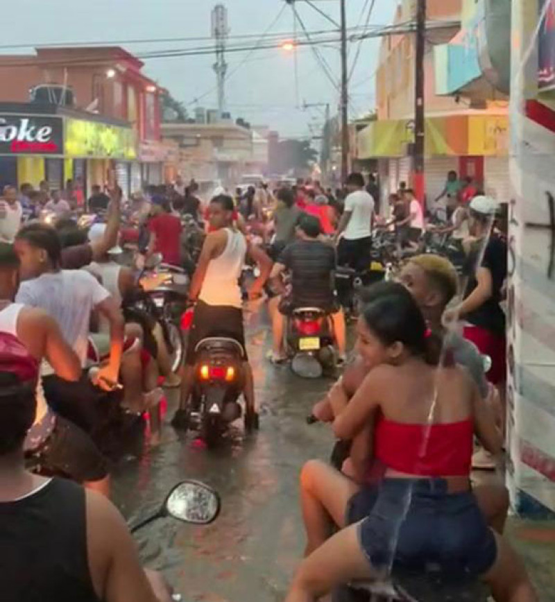 Salida masiva de jóvenes de Baní a centros de diversión.