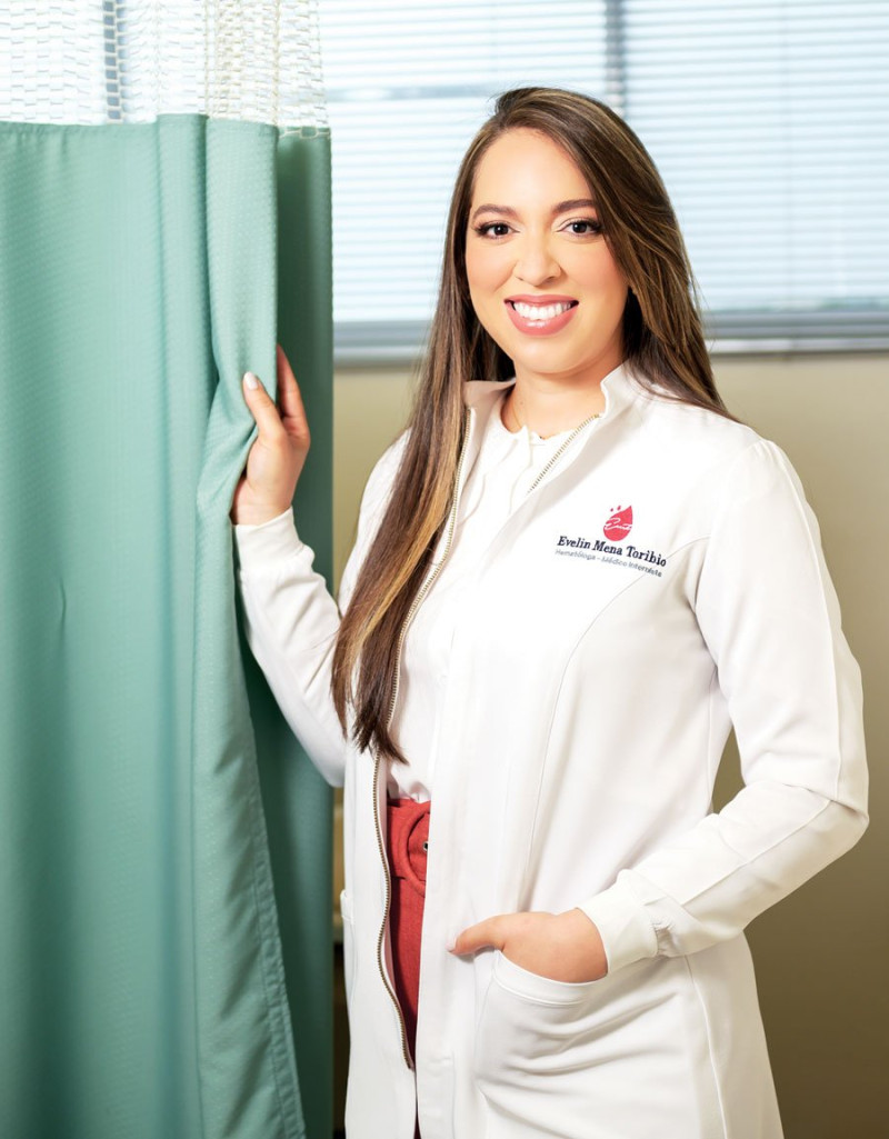 La doctora Evelin Mena Toribio, médico internista y hematóloga de adultos.