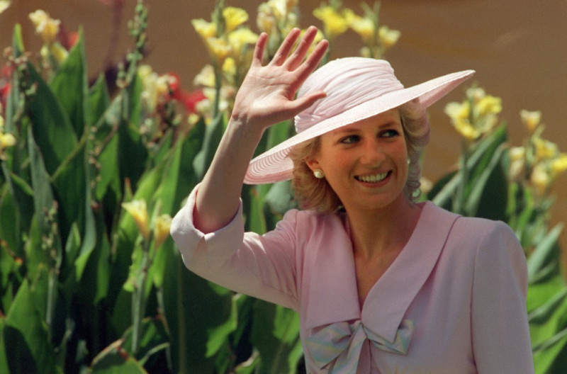 En esta foto de archivo tomada el 27 de enero de 1988, la Princesa de Gales Diana saluda a la multitud durante su visita al Parque Footscray en las afueras de Melbourne. Más de dos décadas después de su muerte, la desafortunada entrada de la princesa Diana en la familia real británica es la trama principal de la próxima cuarta temporada del exitoso drama de Netflix "The Crown". Patrck Riviere / AFP