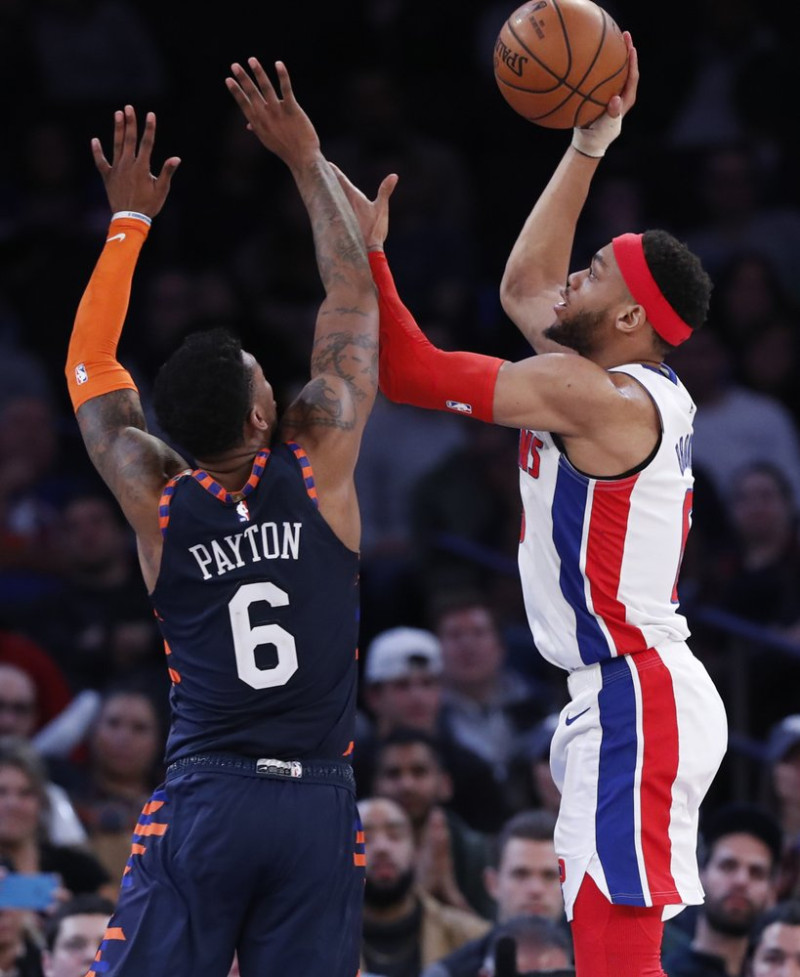 El escolta de los Knicks de Nueva York Elfrid Payton (6) defiende al escolta de los Pistons de Detroit Bruce Brown (6) mientras Brown dispara durante la segunda mitad de un juego de baloncesto de la NBA en Nueva York, el domingo 8 de marzo de 2020.