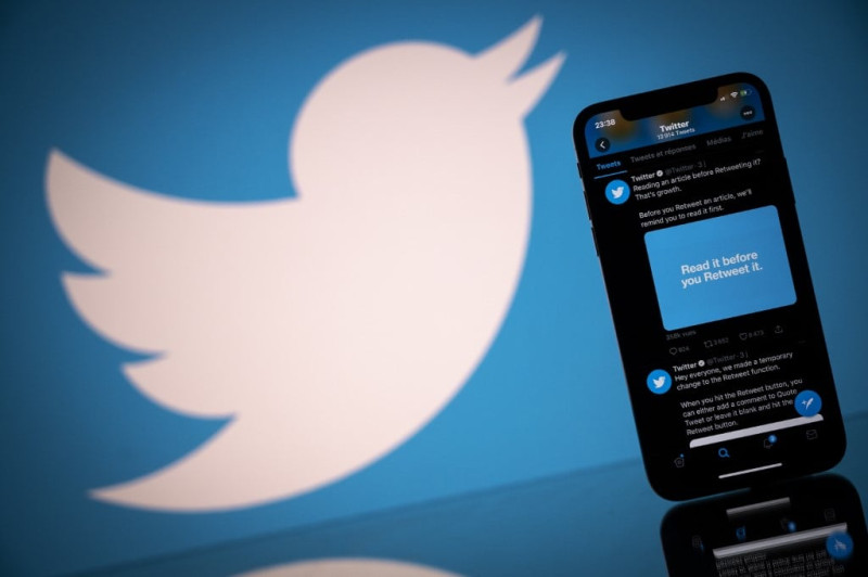 Logotipo de la red social estadounidense Twitter en la pantalla de un teléfono inteligente y una tableta. Lionel Bonaventure / AFP