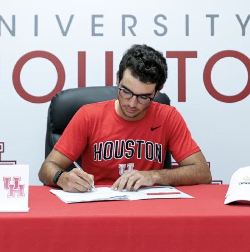 Julio Ríos Brache al momento de estampar su firma con la University of Houston.