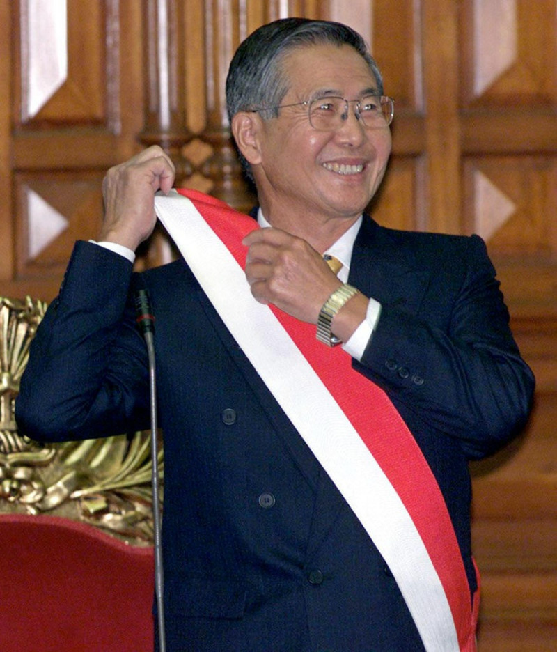 En medio de una crisis y tres presidentes en pocos días, Perú conmemora el 19 de noviembre de 2020 el 20 aniversario del fin del gobierno de Alberto Fujimori, quien envió su renuncia por fax desde Japón.