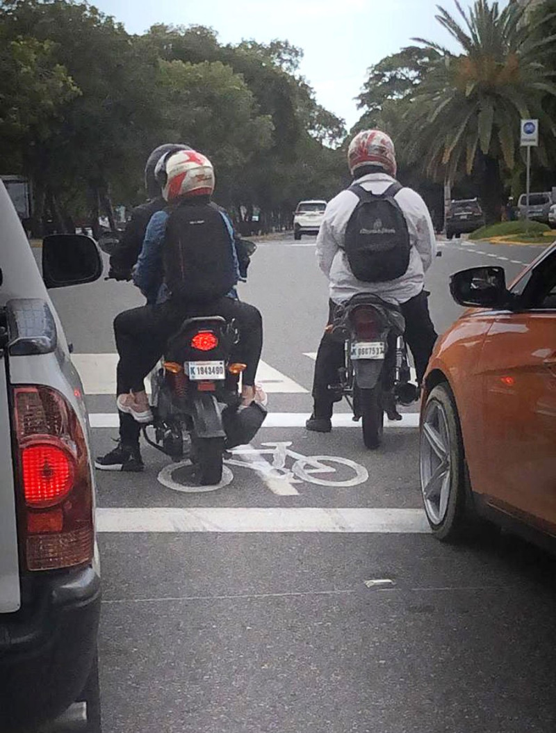 Hay ciclistas que se quejan porque algunos conductores no respetan la ciclovía.