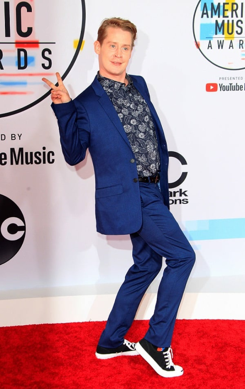 El actor estadounidense Macaulay Culkin posa en la alfombra roja de los American Music Awards en octubre de 2018, en el teatro Microsoft de Los Ángeles, California (EE. UU.). EFE/Nina Prommer