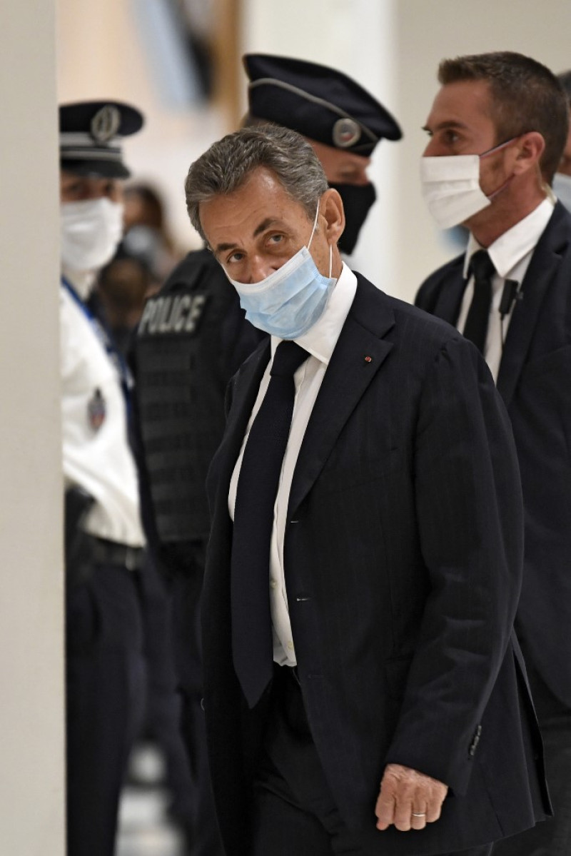 El ex presidente francés Nicolas Sarkozy  llega a la audiencia de apertura de su juicio por intento de soborno a un juez, el 23 de noviembre de 2020 en el juzgado de París.