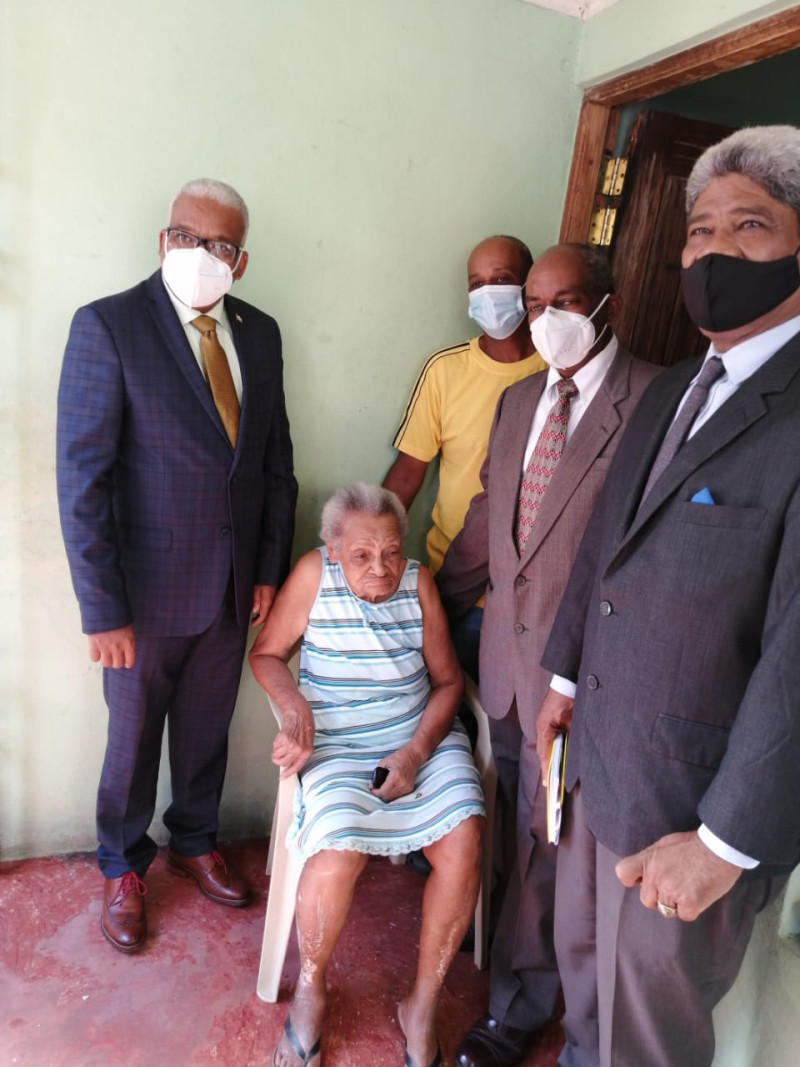 La jubilada Hilda Altagracia Peguero fue visitada en su residencia de El Seibo, por el director general de Pensiones y Jubilaciones, Juan Rosa.