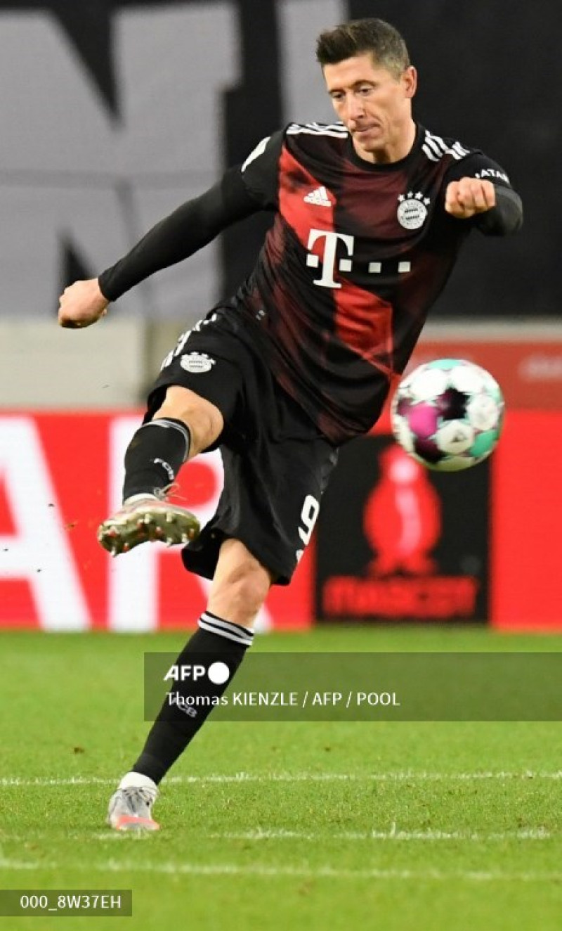 El delantero polaco del Bayern de Múnich Robert Lewandowski patea el balón durante el partido de fútbol de la Bundesliga de primera división alemana VfB Stuttgart v FC Bayern de Múnich en Stuttgart.