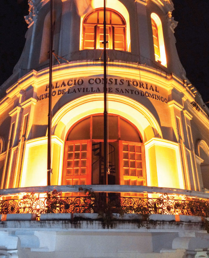 Las luces naranjas iluminaron el Palacio Consistorial.