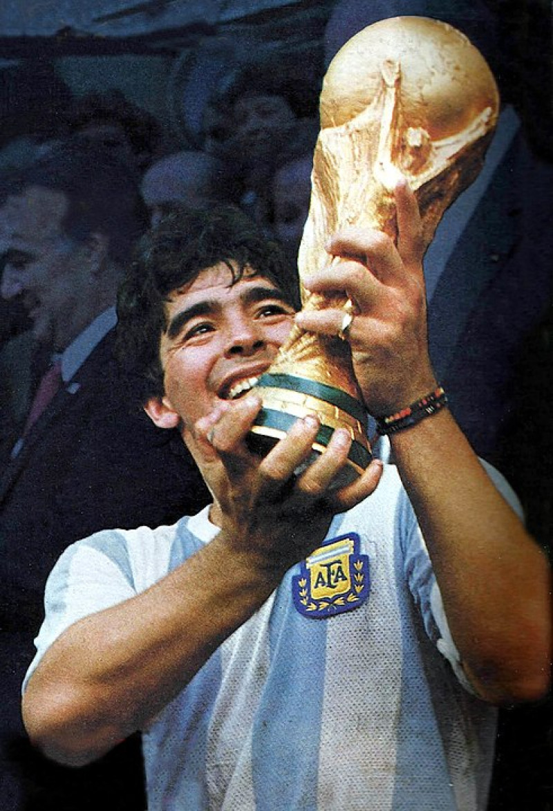 Diego Maradona sosteniendo la Copa del Mundo de México 1986. Fuente externa