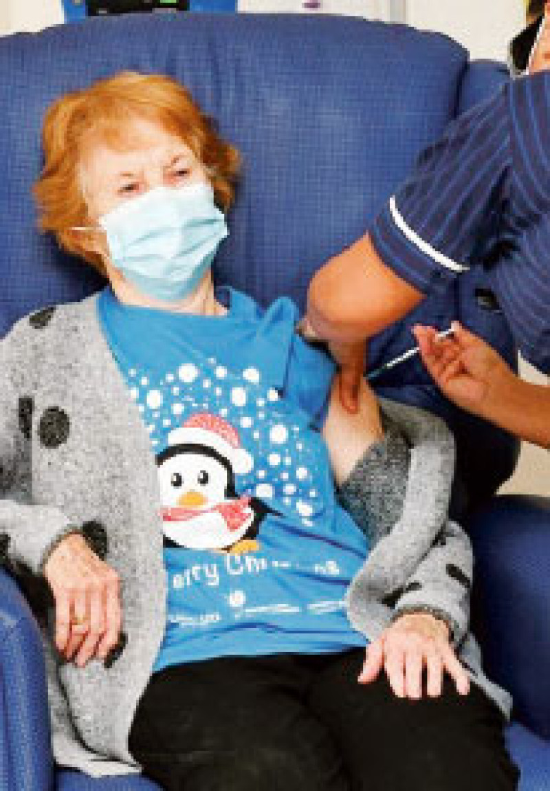 Margaret Keenan, de casi 91 años, recibió la vacuna a las 6:31 de la mañana de lo que las autoridades de salud pública han bautizado “V-Day”, o día de la vacuna. AP