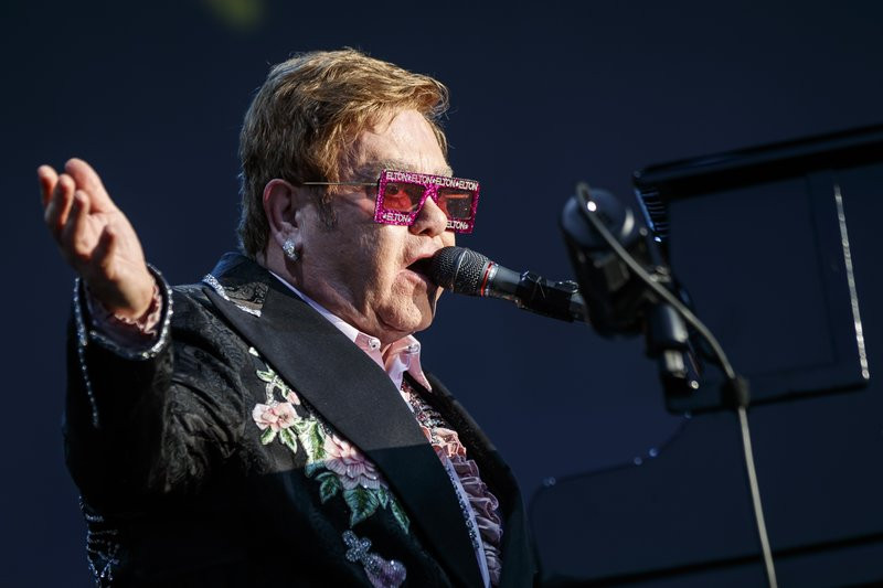 El músico británico Elton John durante un concierto de su gira "Farewell Yellow Brick Road" en el Festival de Jazz de Montreux, en Montreux, Suiza, el 29 de junio de 2019. (Valentin Flauraud/Keystone via AP, Archivo)