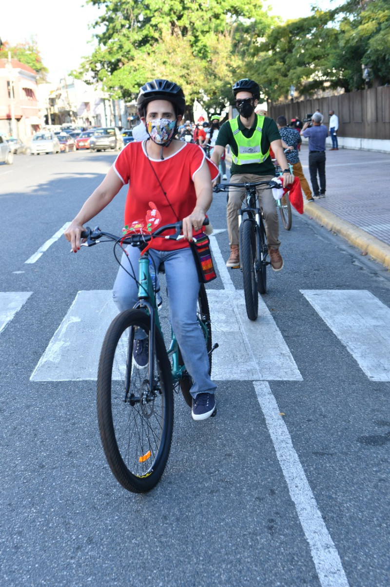 Ciclistas se pasean por la ciclovía frente al parque Independencia. Fotografía de Jorge Cruz.