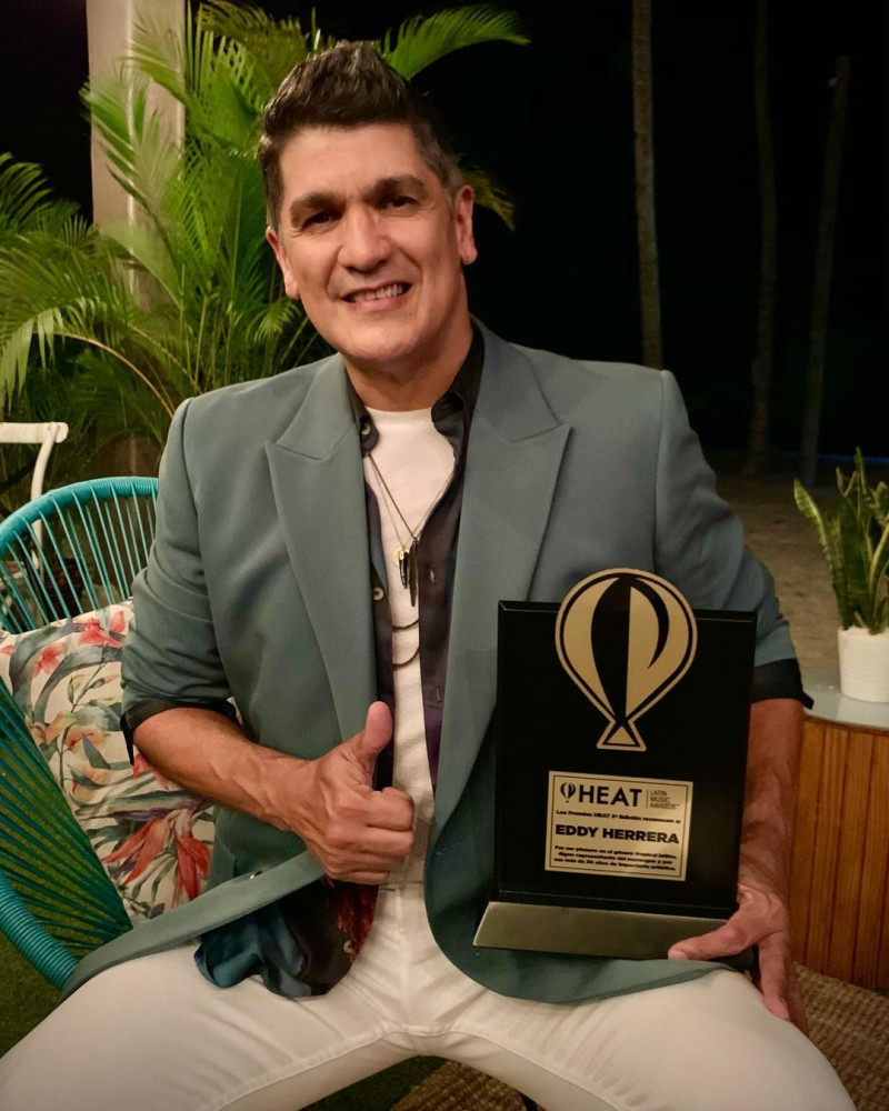 Eddy Herrera posa con uno de sus dos premios Heat recibidos en Cap Cana.