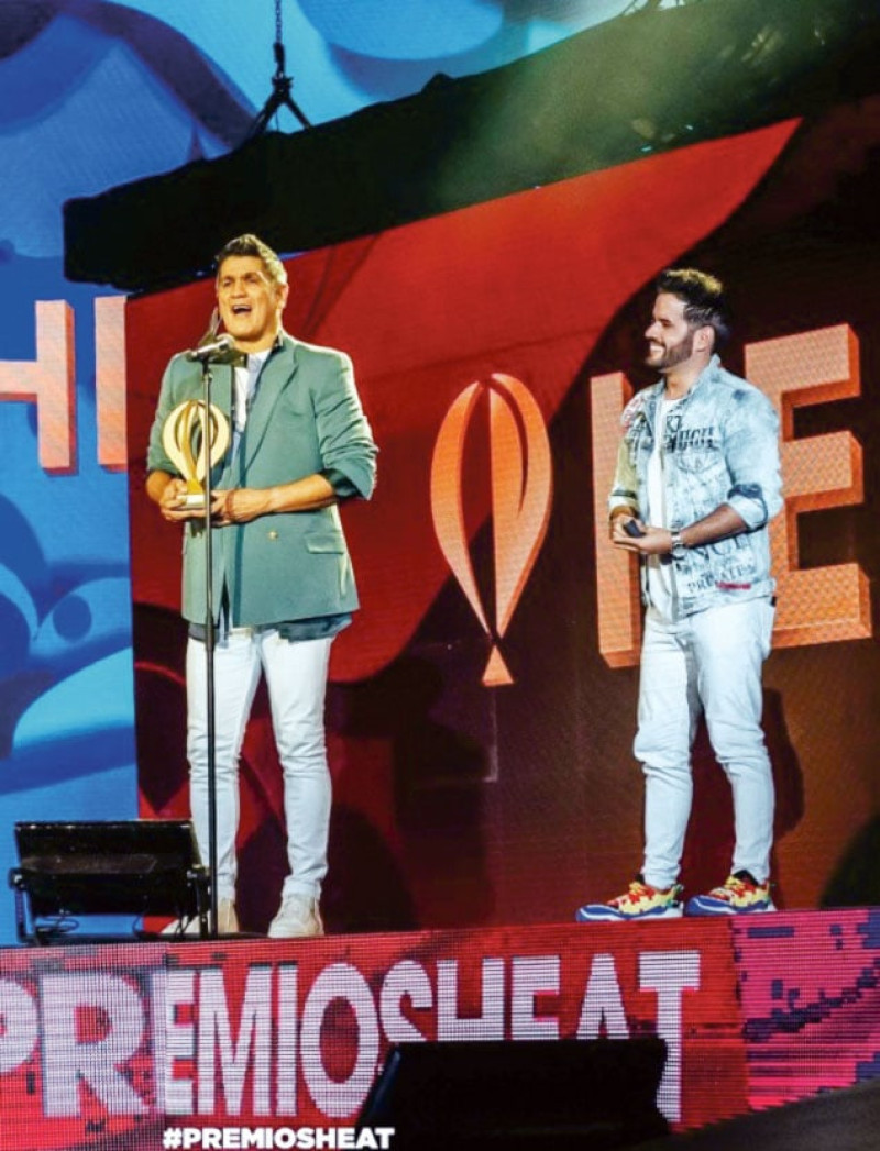 Eddy Herrera ganó como artista tropical del año, además de un homenaje especial por sus 30 años cantando.