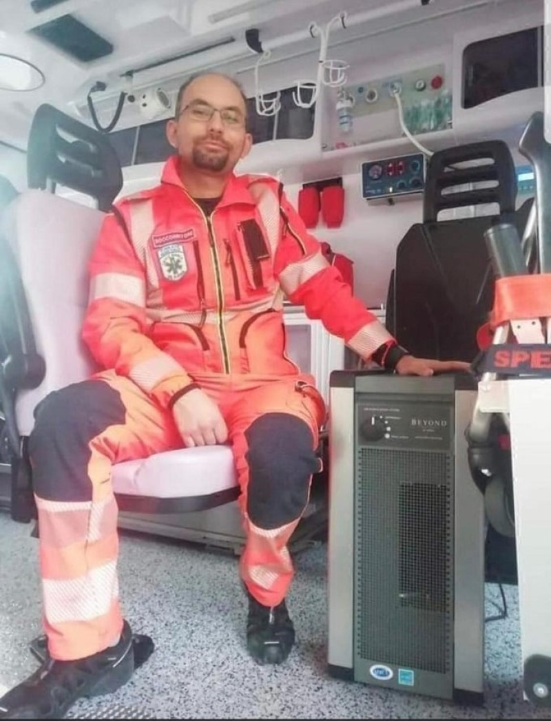 Un trabajador muestra el aparato colocado dentro de una ambulancia.Foto: TuCalidad-BeyondGuardian Air.