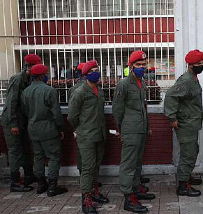 Militares venezolanos en las elecciones del pasado domingo, en Caracas. EFE
