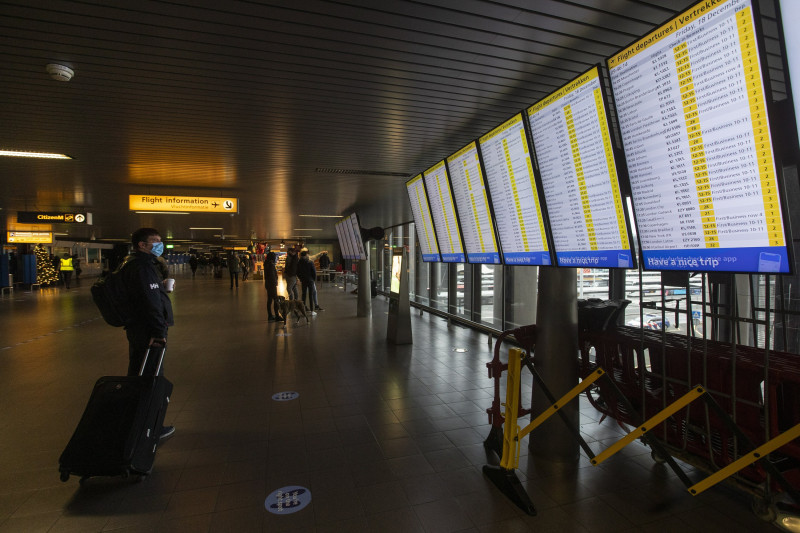 Un viajero con mascarilla mira las salidas de vueltos en el aeropuerto de Schiphol, cerca de Ámsterdam, Holanda.

Foto: AP/Peter Dejong