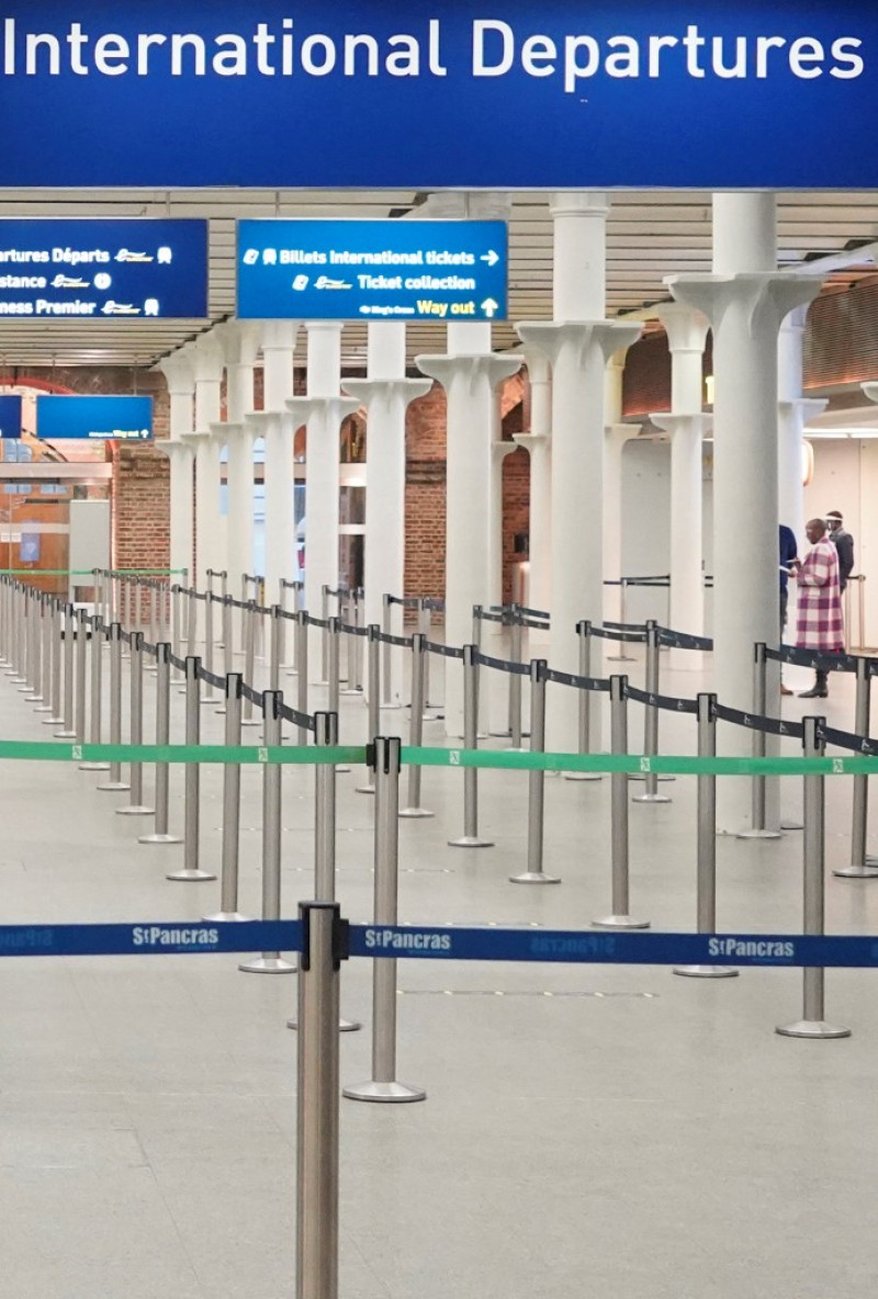 Las filas de espera vacías se muestran en una sala de salidas internacionales casi desierta en la terminal de Eurostar en la estación internacional de St Pancras en Londres el 21 de diciembre de 2020