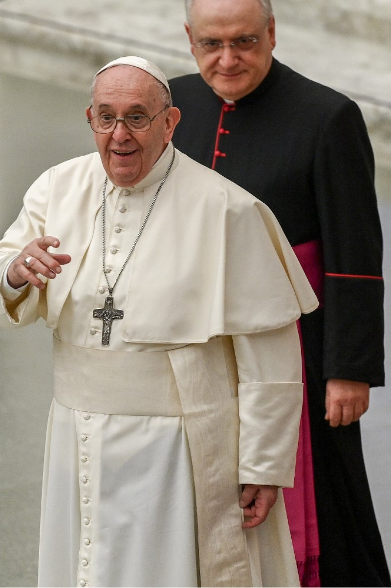 El Papa Francisco, escoltado por Monseñor Leonardo Sapienza hace gestos durante una audiencia para entregar sus saludos navideños a los empleados del Vaticano, el 21 de diciembre de 2020 en la sala Pablo VI en el Vaticano. Vincenzo Pinto / AFP