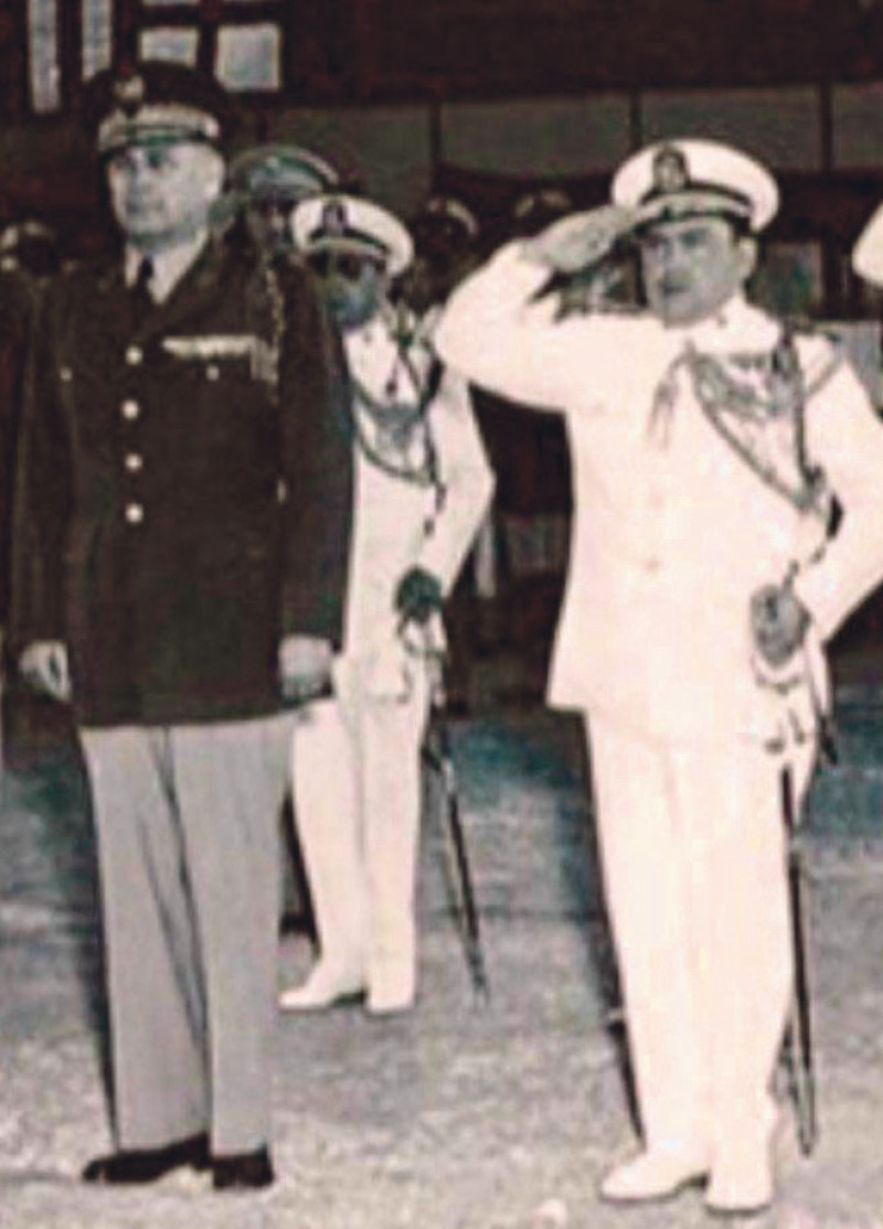 El vicealmirante Luis Homero Lajara Burgos junto al general Fausto Caamaño durante la inauguración de la Academia Naval, en el año 1953.