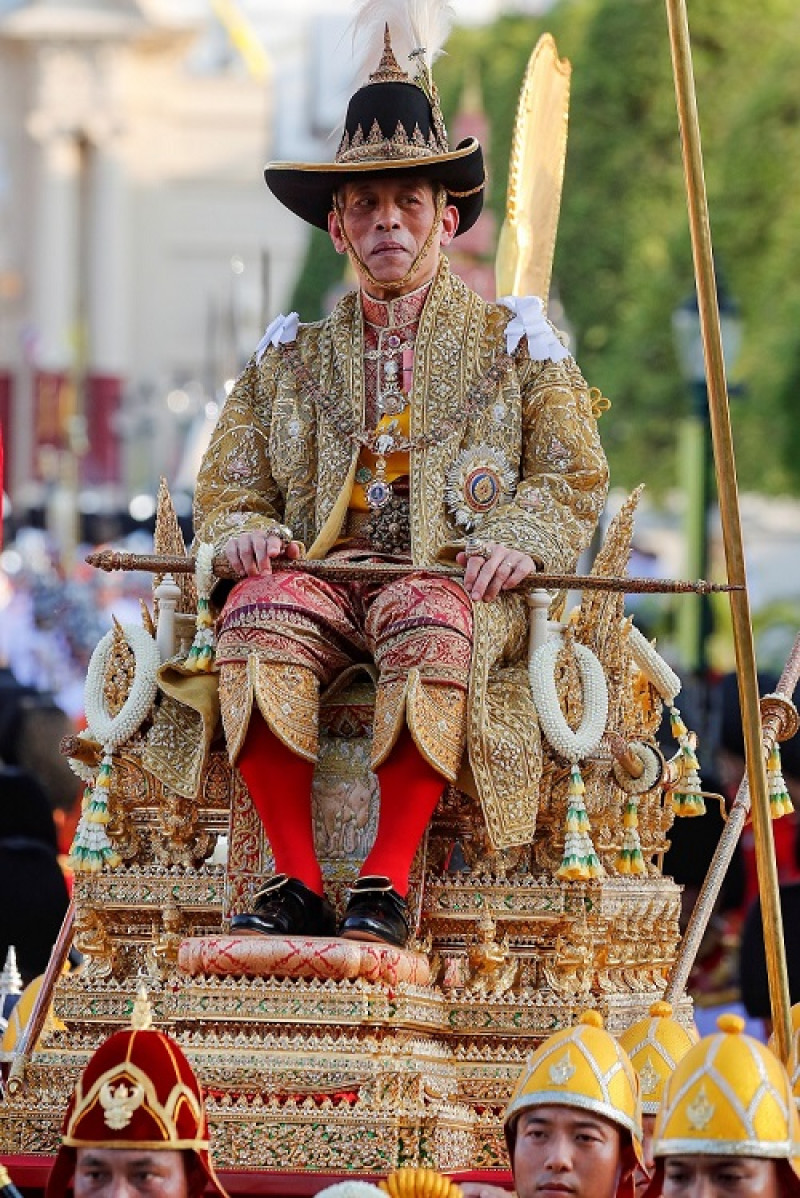 El rey de Tailandia Maha Vajiralongkorn Bodindradebayavarangkun subido a un palanquin es transportado a hombros de sus súbditos DIEGO AZUBEL