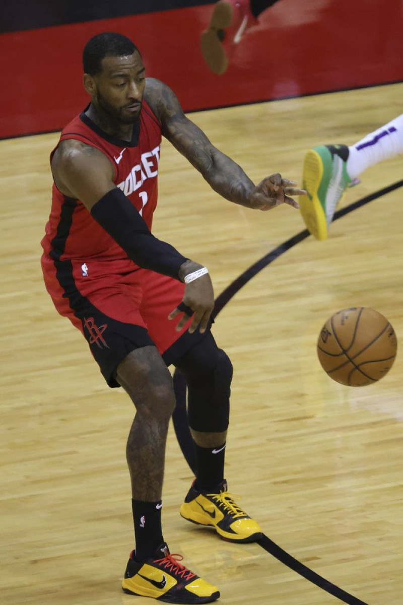 John Wall de Houston Rockets lanza el balón durante el segundo cuarto de un juego de baloncesto de la NBA contra los Sacramento Kings, el sábado 2 de enero de 2021, en Houston.
