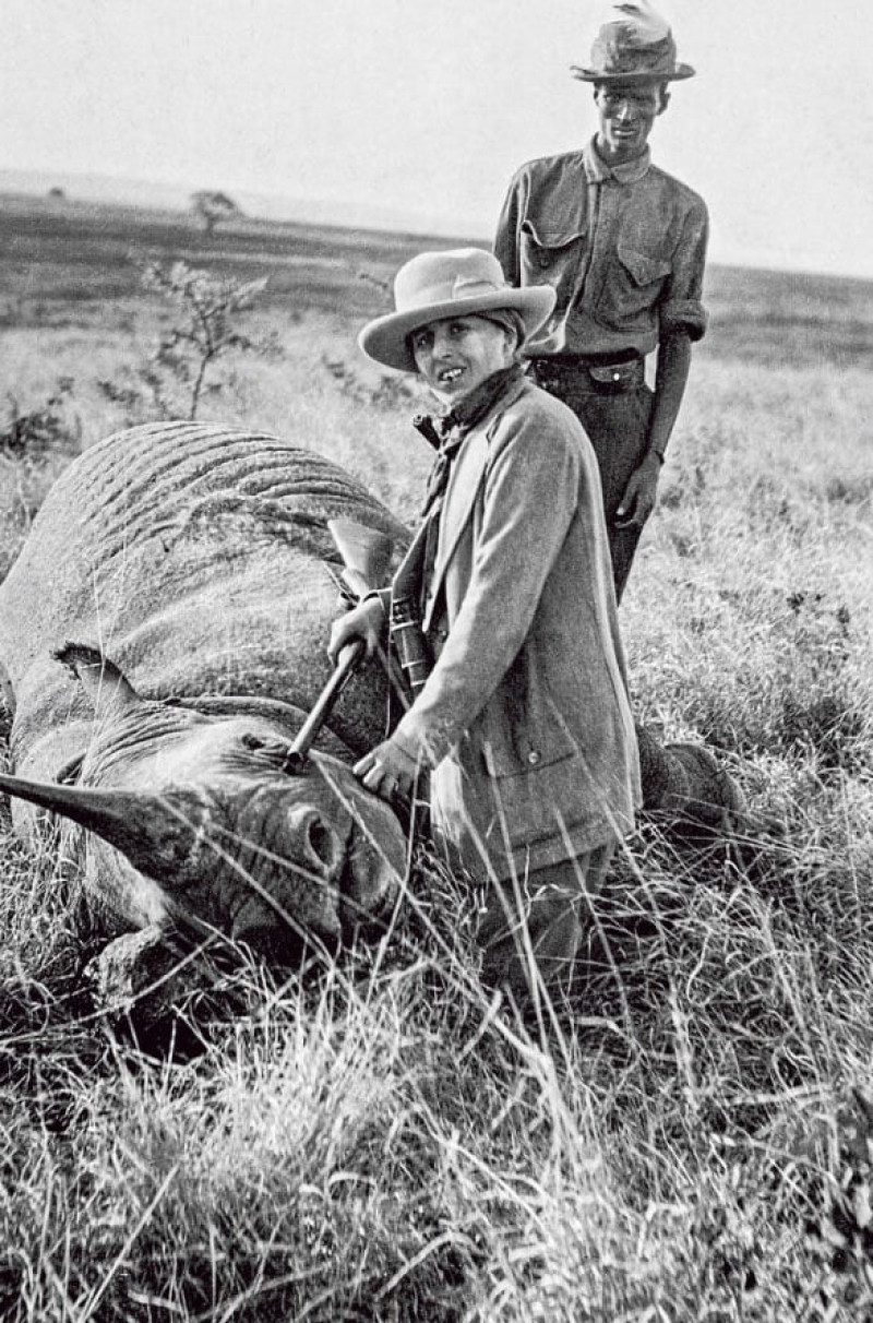 Karen Blixen aprendió a cazar en África (le enseñó su marido, Bror Blixen) y se le daba muy bien. Detrás de ella Farah, su leal criado.