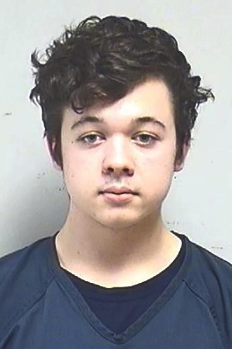 Kyle Rittenhouse, el adolescente acusado de matar a dos personas en protestas en Wisconsin contra el abatimiento de un hombre negro por parte de policías. Foto: AP.