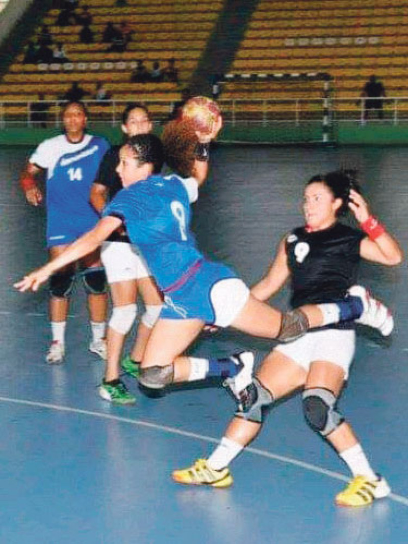 Nancy Peña en uno de los momentos en que ataca la portería en busca de marcar un punto durante uno de los partidos efectuado por Dominicana.