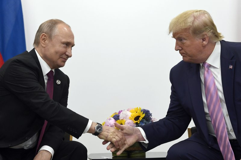 Fotografía del 28 de junio de 2019 del presidente estadounidense Donald Trump estrechando la mano del presidente ruso Vladimir Putin durante una reunión bilateral al margen de la cumbre G-20 en Osaka, Japón.

Foto: AP/ Susan Walsh