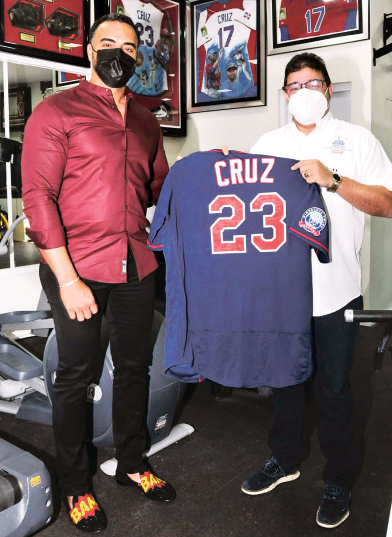 Nelson Cruz, estelar jugador de los Mellizos entrega una camiseta a Francisco Camacho, ministro de Deportes.
