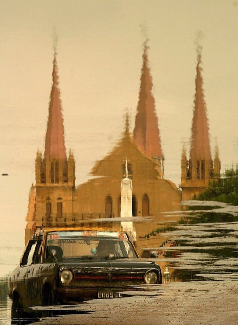 Una foto al revés de la iglesia de San Patricio en Karachi reflejada en el agua de lluvia estancada. Una metáfora del descenso de biomasa en el planeta.EFE/EPA/AKHTAR SOOMRO