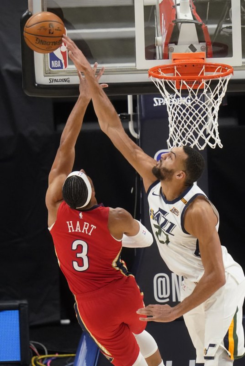 Rudy Gobert (27), del Jazz de Utah, bloquea un lanzamiento de Josh Hart (3), de los Pelicans de Nueva Orleans, durante la segunda mitad del juego de la NBA que enfrentó a ambos equipos en Salt Lake City, Utah.