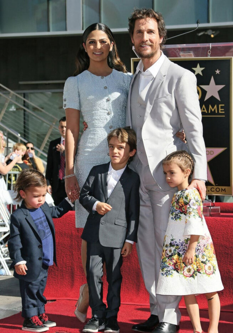 Con la modelo Camila Alves se casó en 2012, después de haber tenido a sus tres hijos: Levi, ahora de 12 años; Vida, de 10; y Livingston, de 7. En la foto, la familia en 2014 cuando le concedieron la estrella de la fama en Hollywood Boulevard después de haber ganado un Oscar.