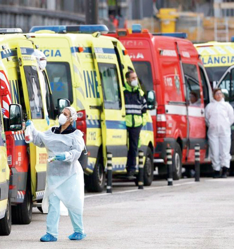 Ambulancias esperan entregar a sus pacientes en un hospital de Lisboa, en Portugal, este mes. AP