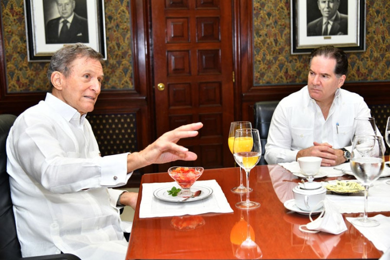 Roberto Álvarez mientras participaba en el encuentro informativo de este
diario. Le observa Manuel Corripio, presidente de la Editora Listín.