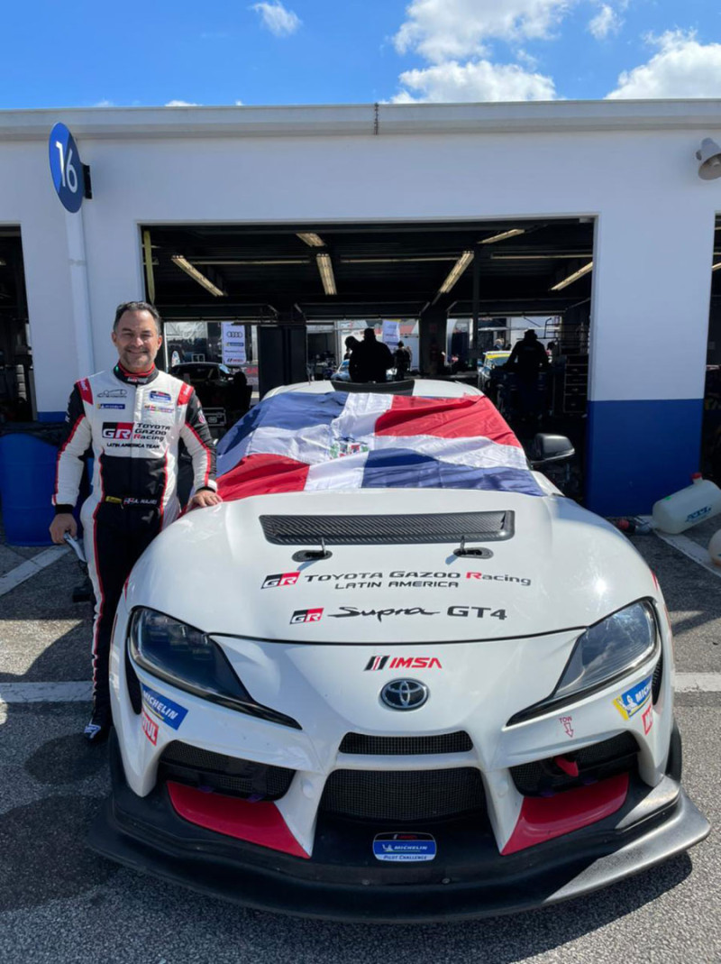 Alfredo Najri posa junto al Toyota GR Supra del equipo Riley Motorsports.