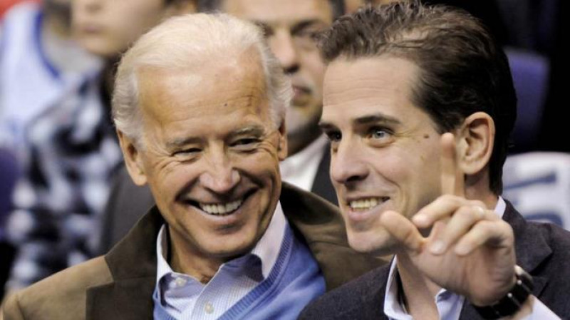 Hunter y Joe Biden juntos en un meeting de los demócratas. El País