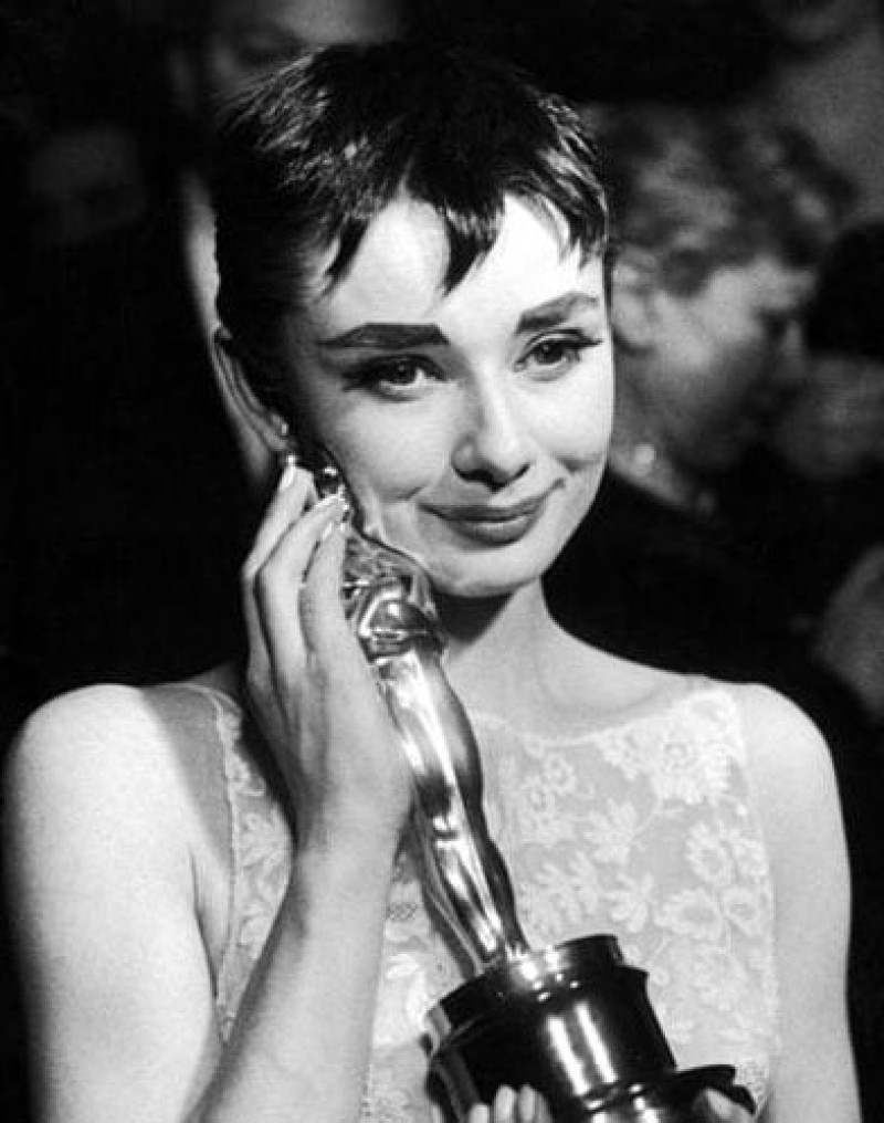 Ganadora del Oscar a la mejor actriz por su trabajo en la película
Desayuno para Tiffanys.