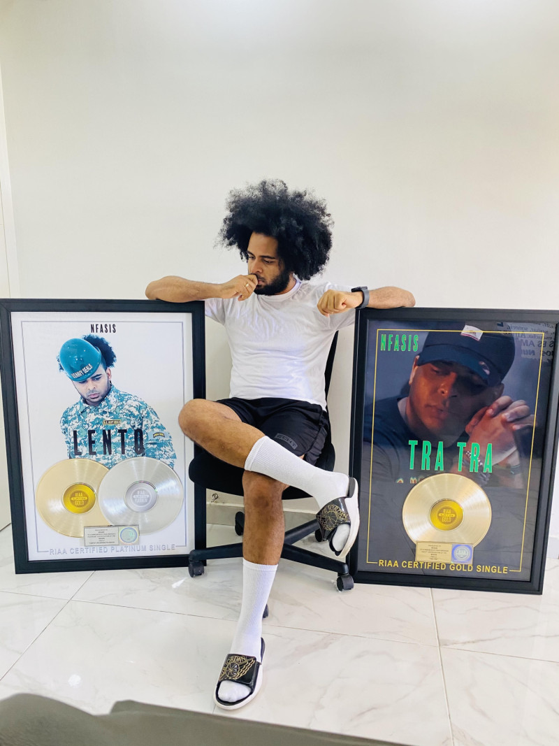 Nfasis obtuvo un disco de oro con la canción "Tra tra"  y su tercero de platino por el tema “Lento”, además de anunciar un nuevo álbum: “Reggaeton y perreo a fuego”.