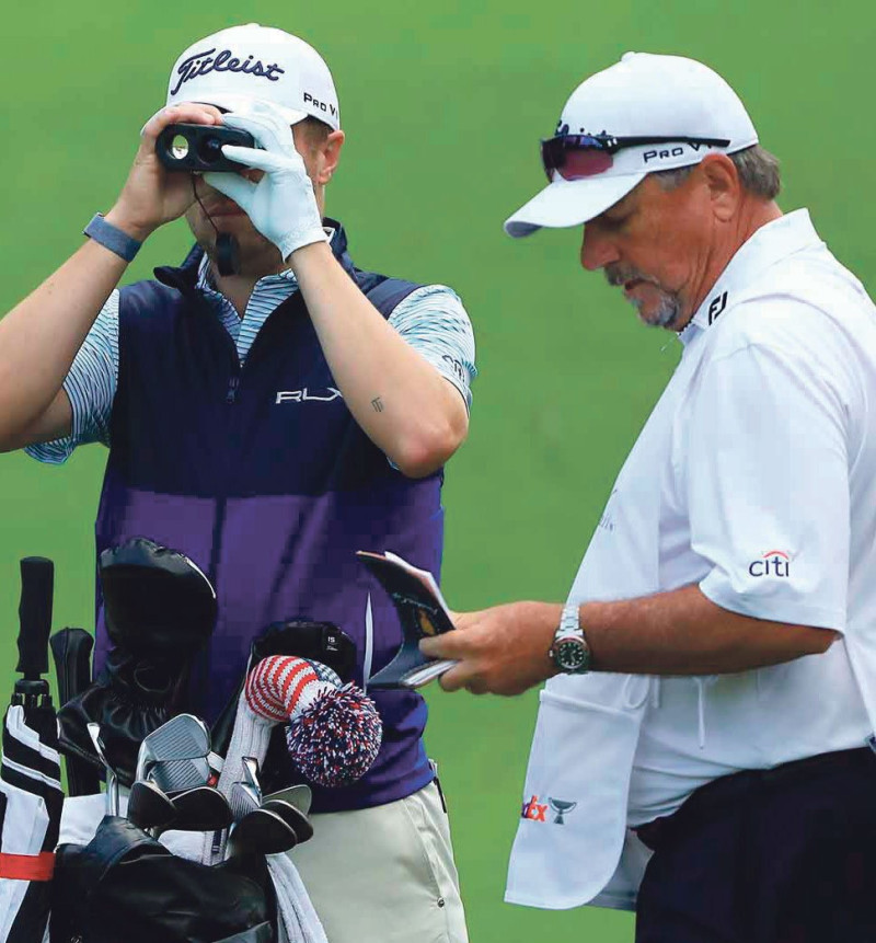 Por primera vez en toda su historia, el PGA of America permitirá el uso de aparatos para medir distancias en sus tres majors. En la gráfica, Justin Thomas utiliza un range finder en un día de práctica.