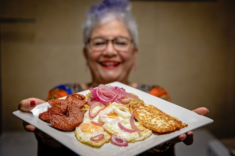 Xiomarita Pérez muestra un mangú con “los tres golpes”: salami, huevo y queso. CORTESÍA DE XIOMARITA PÉREZ