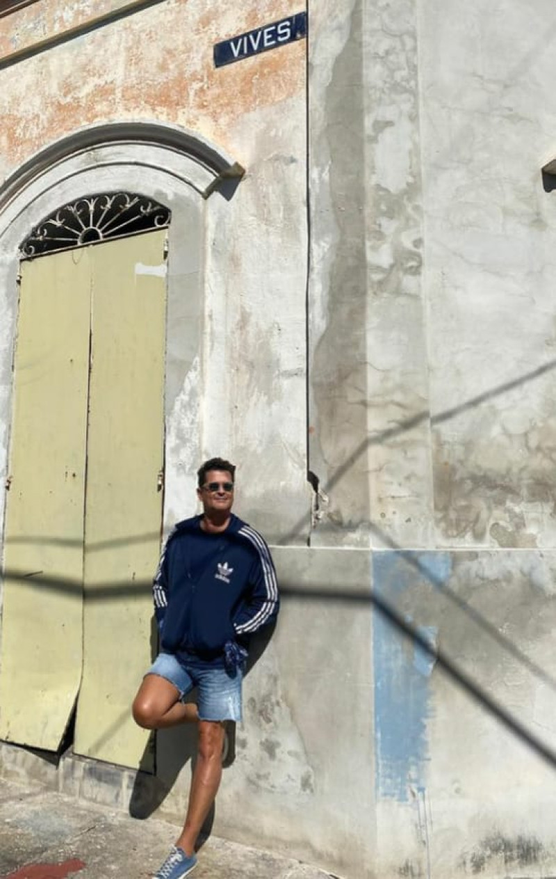 Carlos Vive posando para una foto en la ciudad puertorriqueña de Ponce, Puerto Rico.