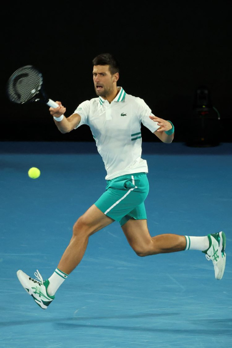 Novak Djokovic realiza una devolución durante su partido del domingo frente a Milos Raonic en el Abierto de Australia.