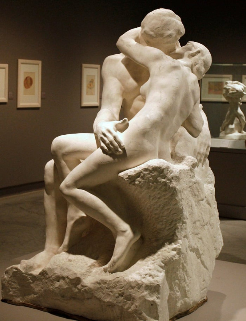"El beso", una esculturas de Rodin.

Foto: EFE/Juan M. Espinosa