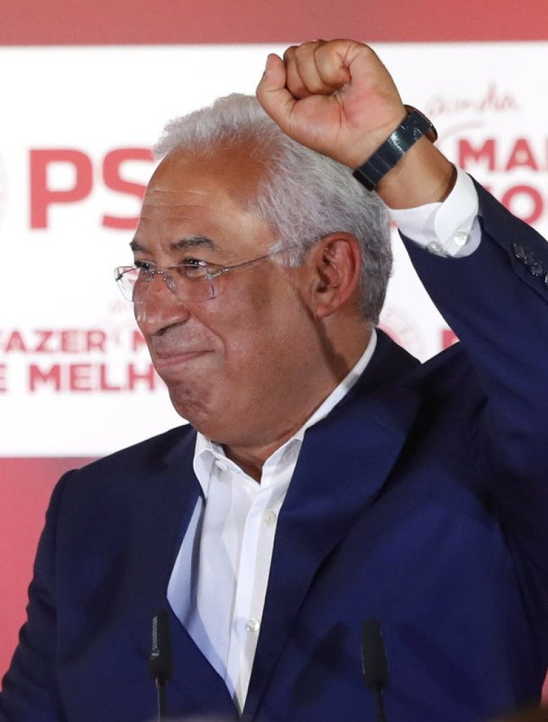 El primer ministro portugués y líder del Partido Socialista, Antonio Costa, celebra tras ganar las elecciones de Portugal, en Lisboa, la noche del domingo 6 de octubre de 2019.

Foto: AP / Armando Franca
