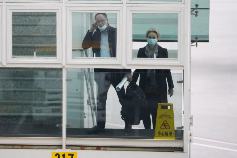 Peter Ben Embarek y Thea Koelsen Fischer del equipo de la Organización Mundial de la Salud se alistan a abordar un avión desde la pista del aeropuerto luego de concluir una misión de la OMS en Wuhan, China, el miércoles 10 de febrero de 2021.

Foto: AP/ Ng Han Guan